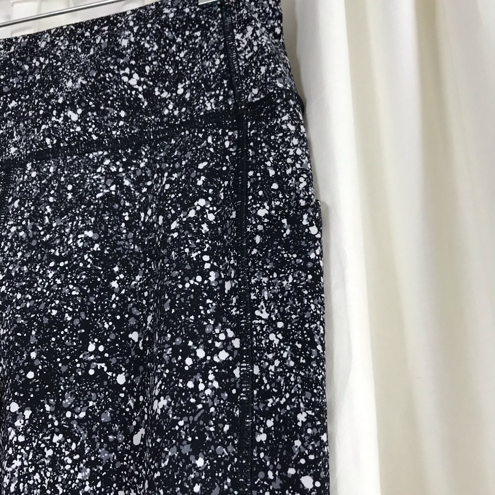 Lululemon ankle Leggings in Black & White - Picture 3 of 7